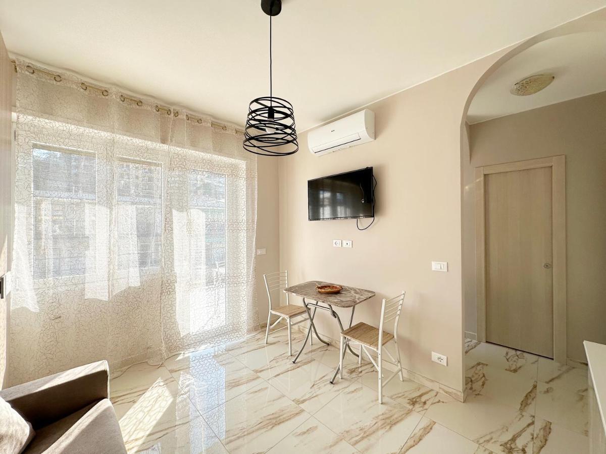 Wh - Un Posto Al Sole - Attico Monolocale Con Parcheggio Gratuito - 5 Minuti Dal Centro - Wifi Apartment Сан Ремо Екстериор снимка